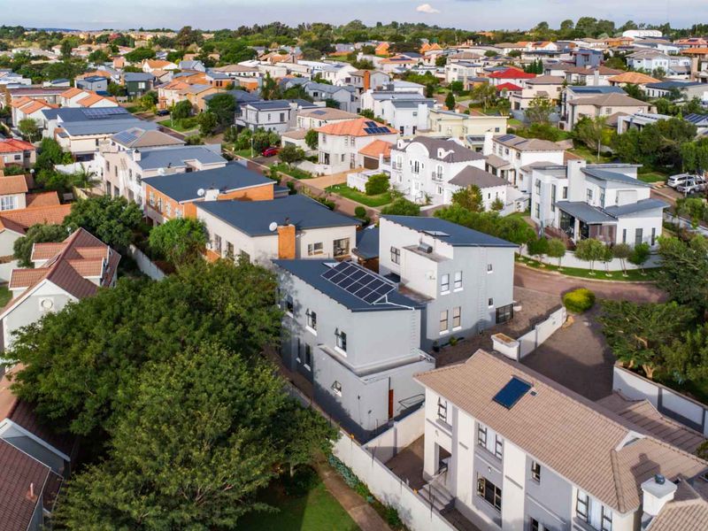 Modern, Solar-Powered 3 Bedroom Home in Sought-After Estate - Photo 4