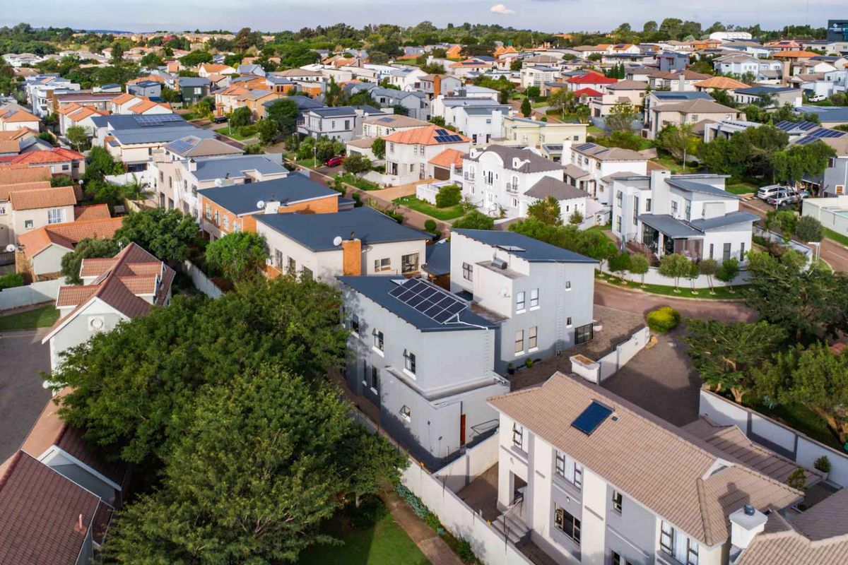 Modern, Solar-Powered 3 Bedroom Home in Sought-After Estate - Photo 4