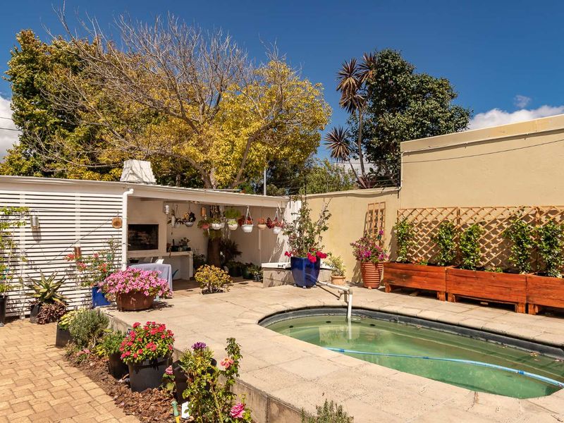 Modern and well maintained home with dual living! - Photo 2