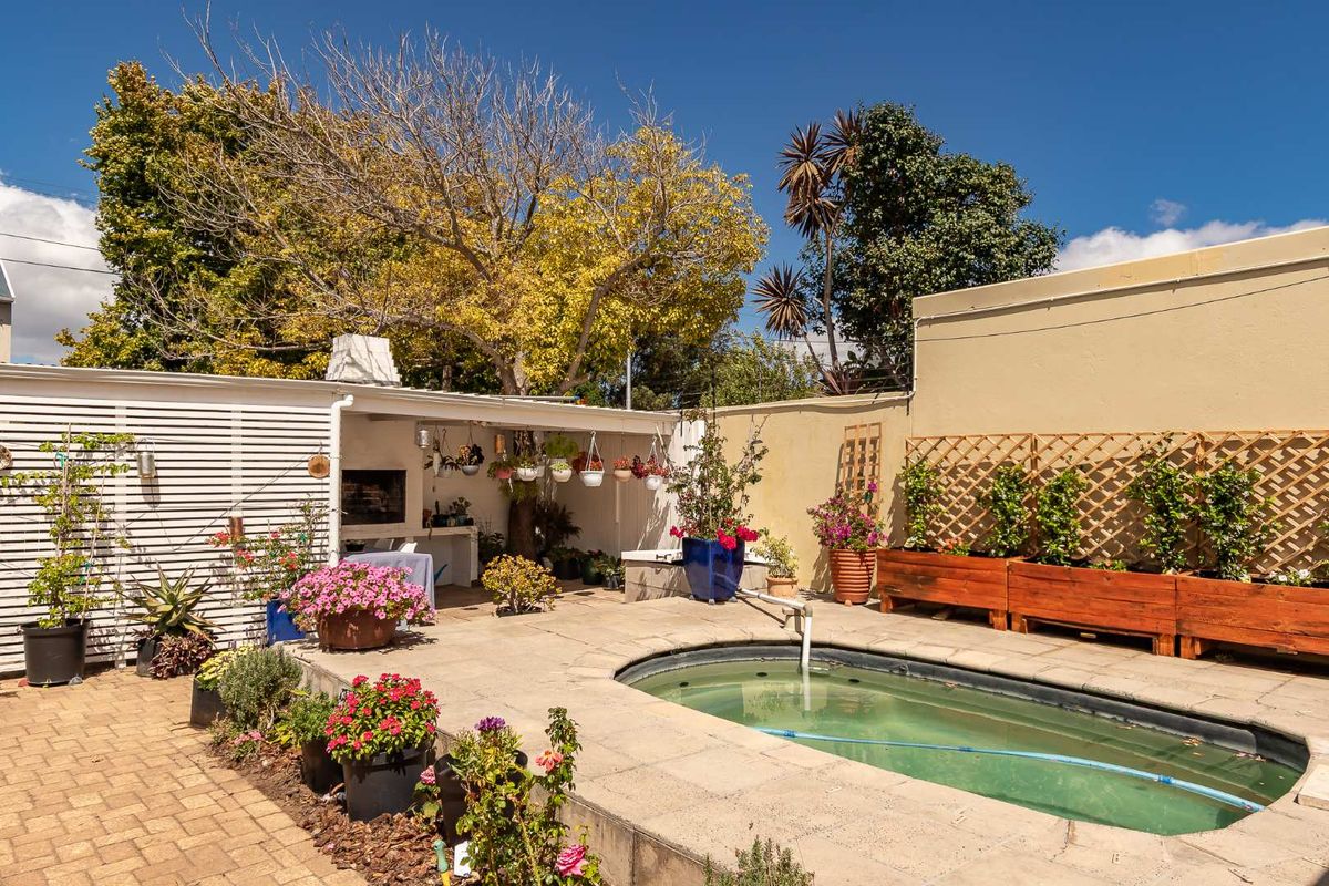 Modern and well maintained home with dual living! - Photo 2