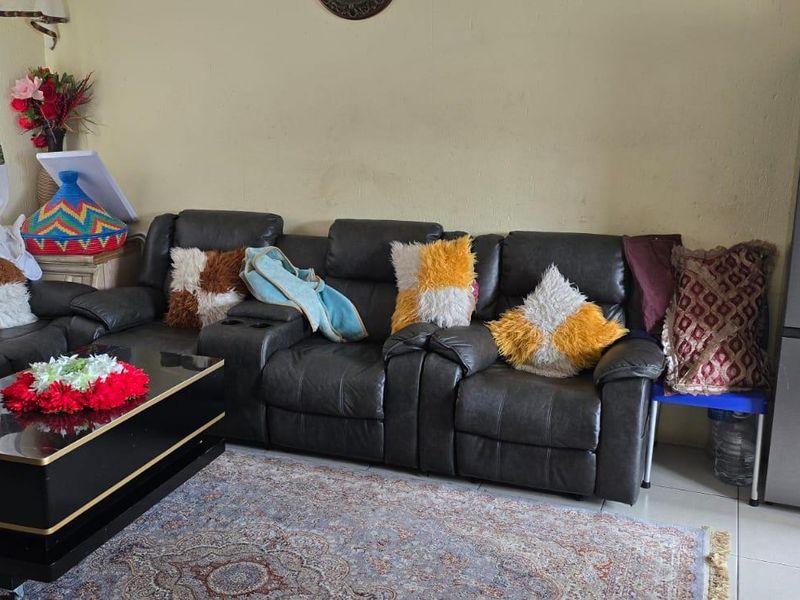 2 Bedroom Townhouse in Chloorkop - Photo 9