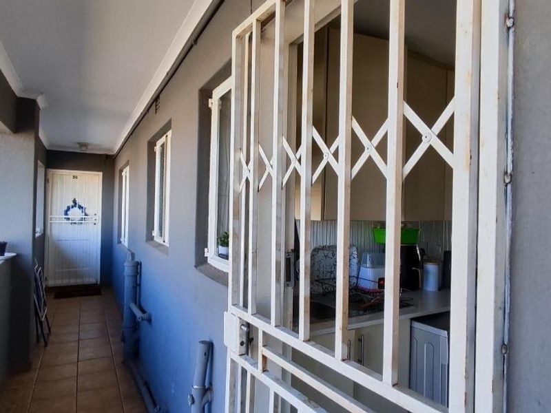 First-Floor Gem: Townhouse in Wood Lake Complex - Photo 3