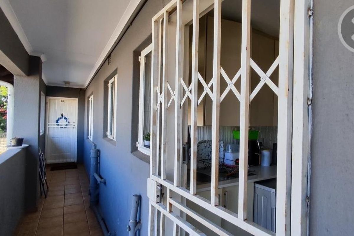 First-Floor Gem: Townhouse in Wood Lake Complex - Photo 3