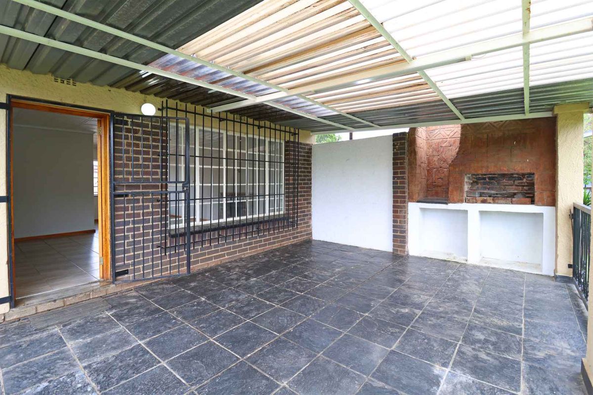 Secure & Solar-Equipped Family Home in Boomed Allen Grove - Photo 4