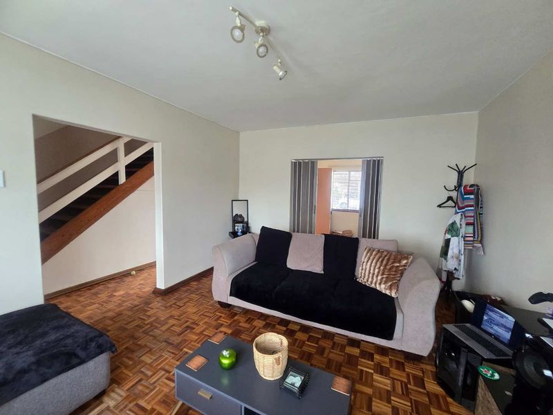 Spacious 104 m2 Duplex with Private Front Yard – Cotswold - Photo 2