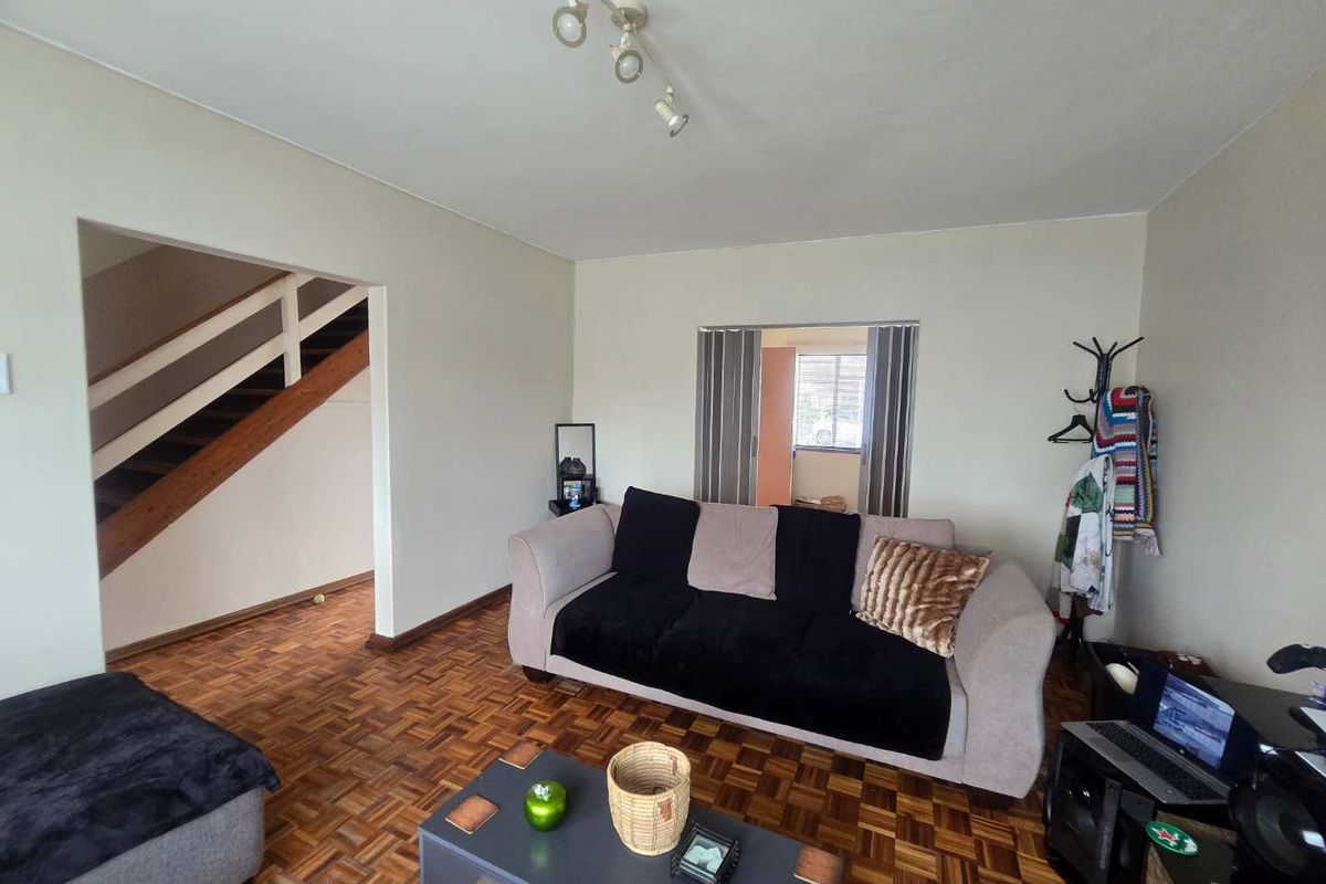 Spacious 104 m2 Duplex with Private Front Yard – Cotswold - Photo 2