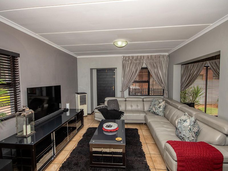 3 Bedroom Meyersig Estate family home - Photo 4