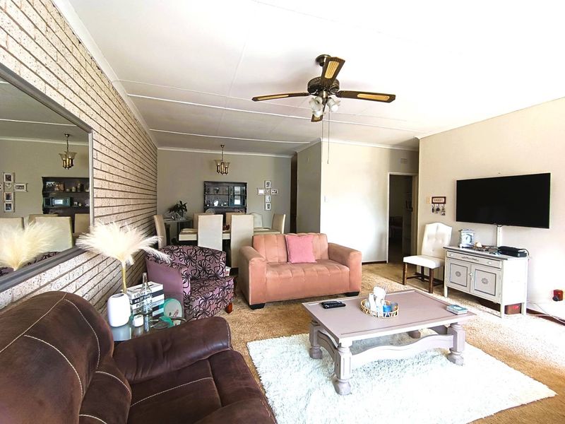 Private Retreat in a Charming Small Complex - Photo 2