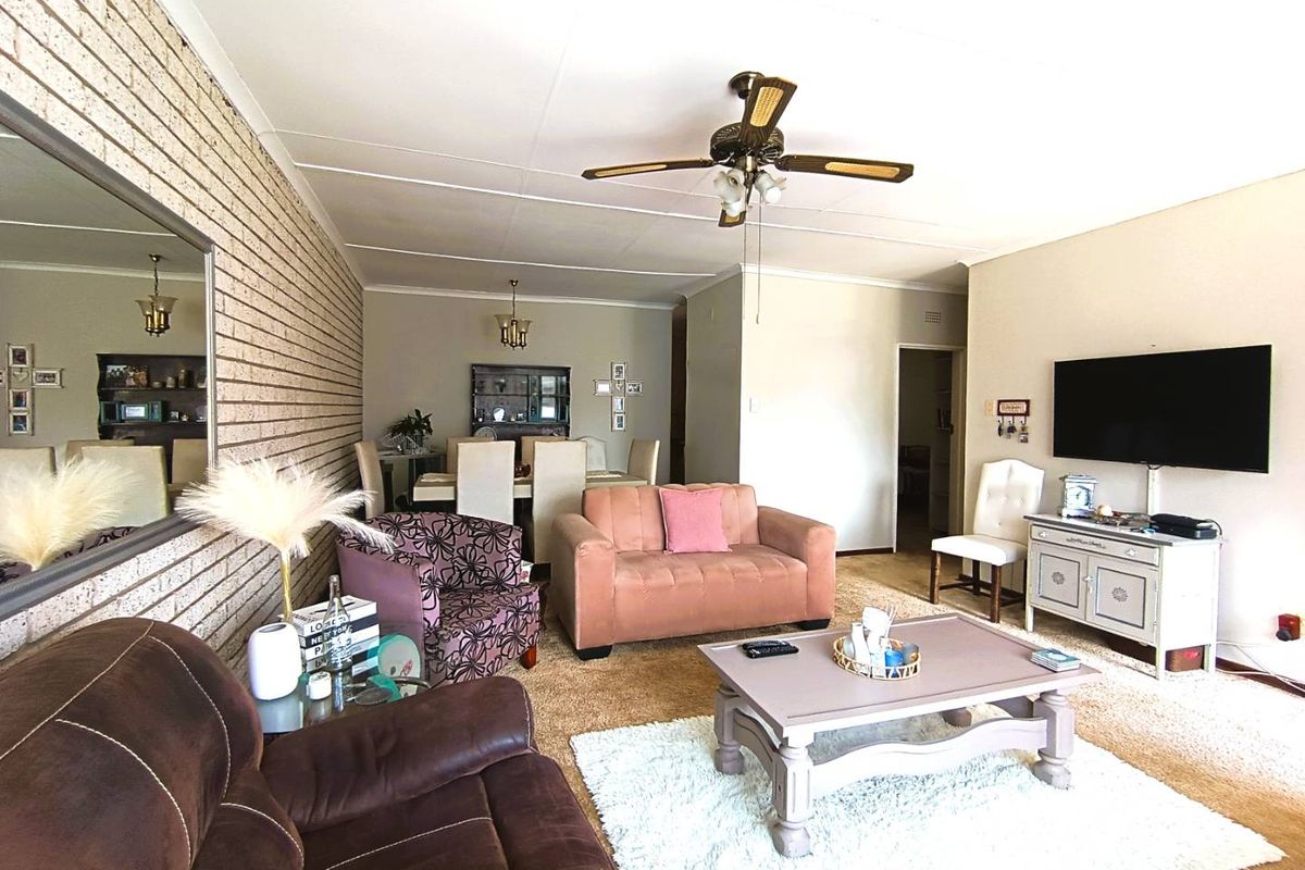 Private Retreat in a Charming Small Complex - Photo 2