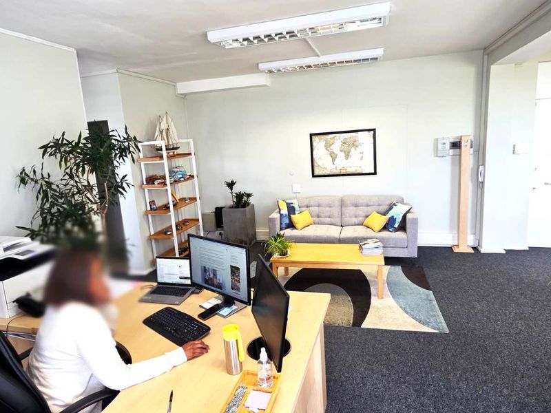 Beautiful First Floor Office in Westlake - Photo 3