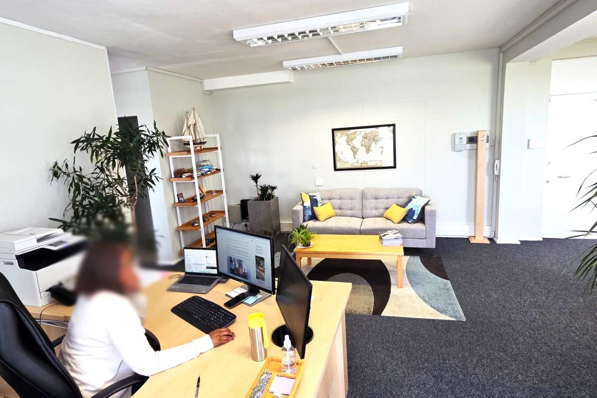 Beautiful First Floor Office in Westlake - Photo 3