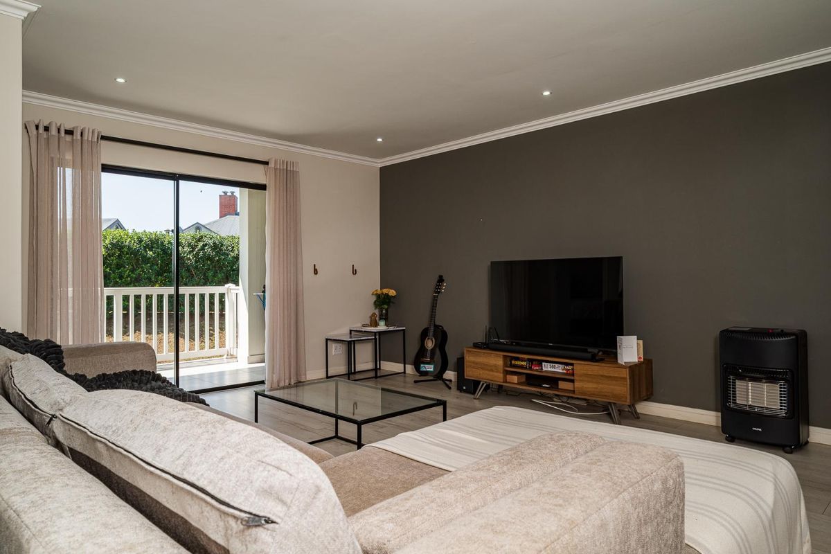 TURN KEY LOCK-UP & GO IN EVER POPULAR EMBERTON ESTATE! - Photo 5