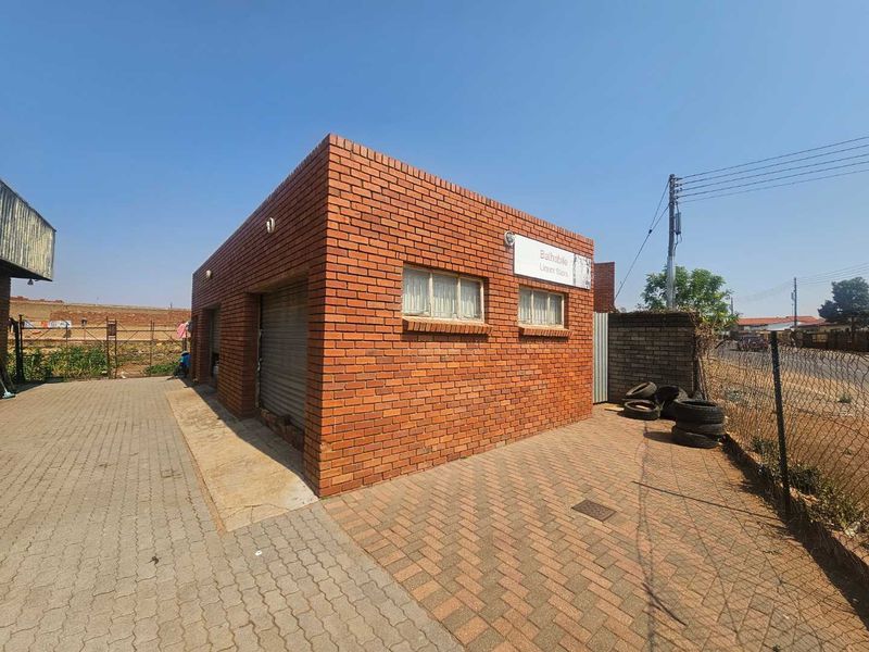 Versatile Commercial Property with Retail and Warehouse Buildings and Cold Storage - Photo 4