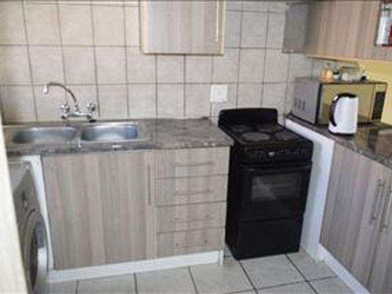 2 Bed, 1st floor corner unit, 24-hour security & modern unit! - Photo 7