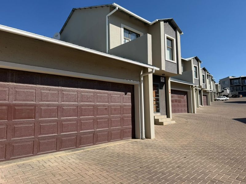 2 BEDROOM APARTMENT FOR SALE - ROCKY CREST - Photo 1
