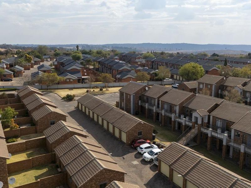 GROUND-FLOOR 2-BED UNIT WITH GARDEN IN MOOIKLOOF RIDGE ESTATE - Photo 9