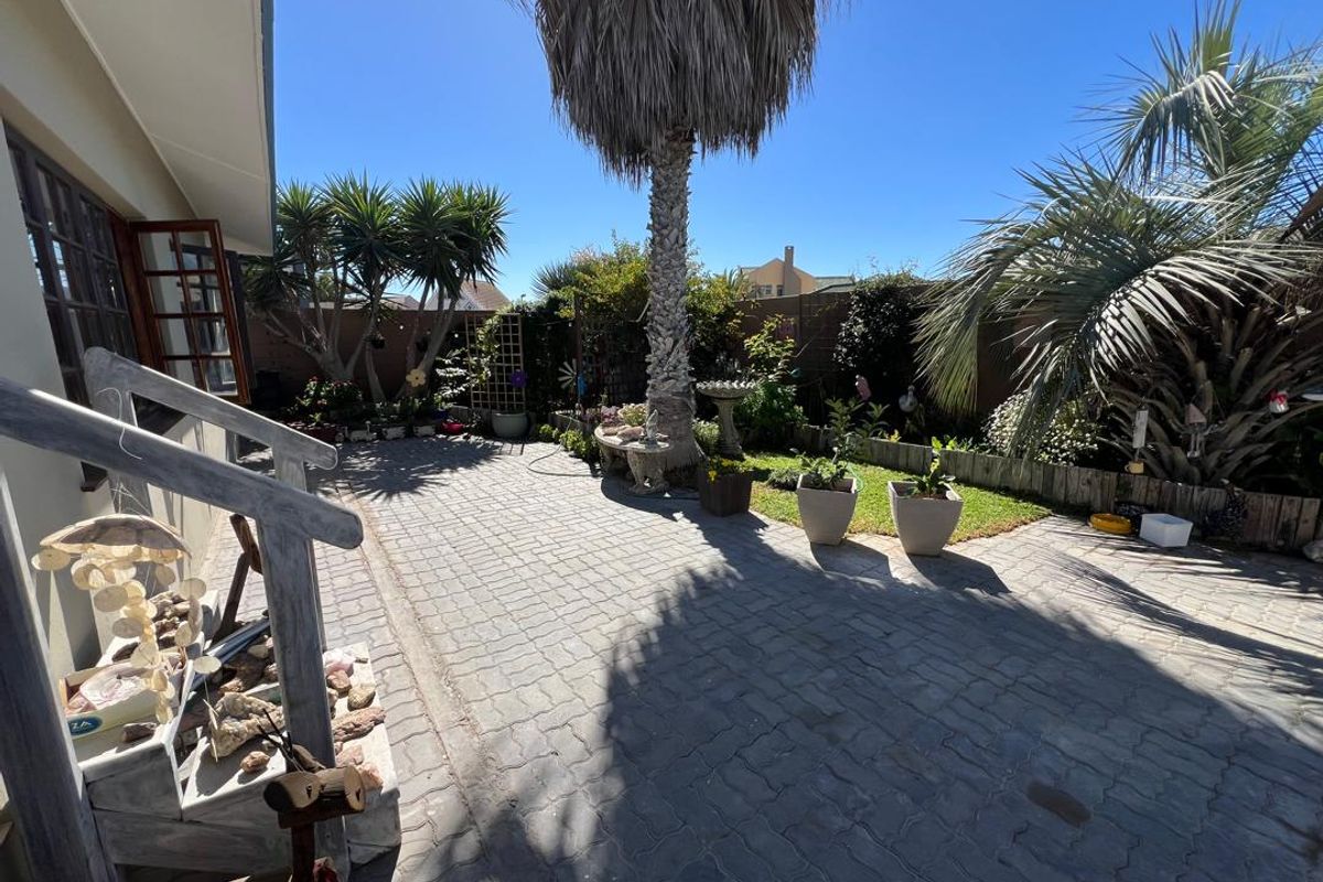 FOR SALE: 4-BEDROOM HOUSE WITH 2-BEDROOM FLAT – OCEAN VIEW - Photo 2