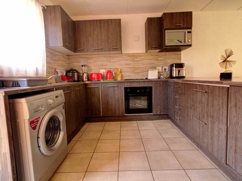 Secure Complex Living with 24/7 Peace of Mind - Photo 9