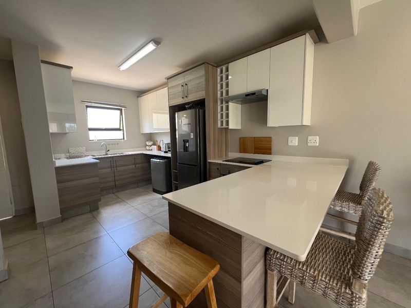 Beautiful, modern, and delightful  three-bedroom semi-detached duplex - Photo 10