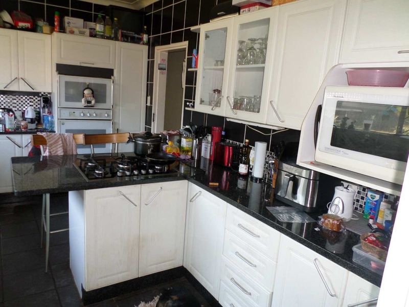 Spacious family home in secure estate. - Photo 8