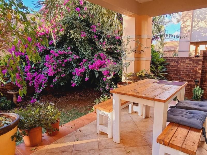 For Rent: Prime Location 2-Bedroom Townhouse - Photo 1