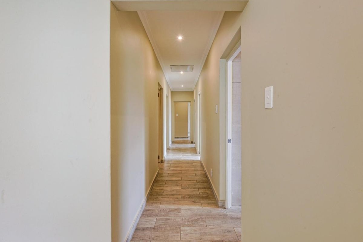 Stunning Modern 4 Bedroom, 2.5 Bathroom Home for Rent - Photo 2