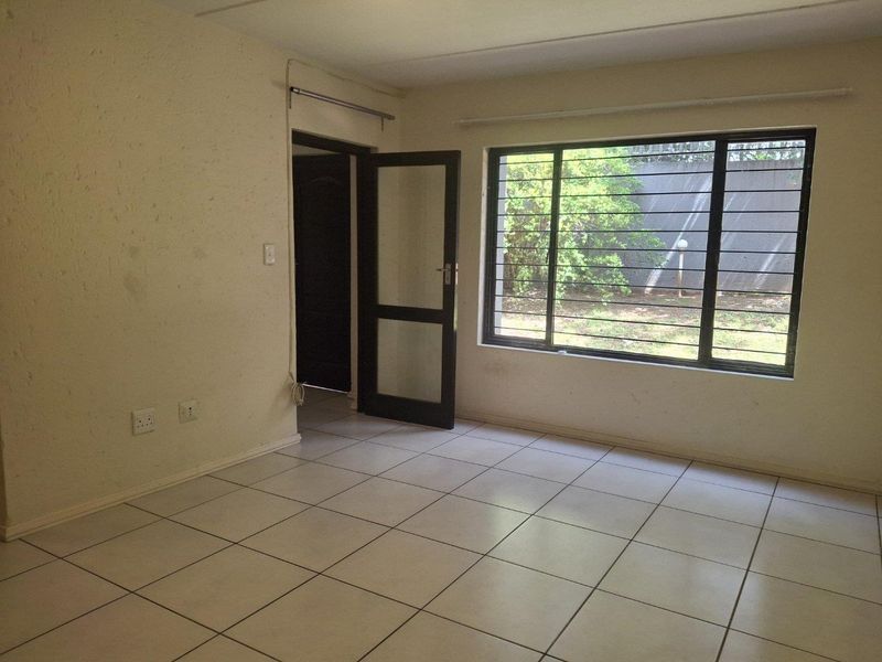 A LOVELY ONE BEDROOM GARDEN APARTMENT - Photo 6