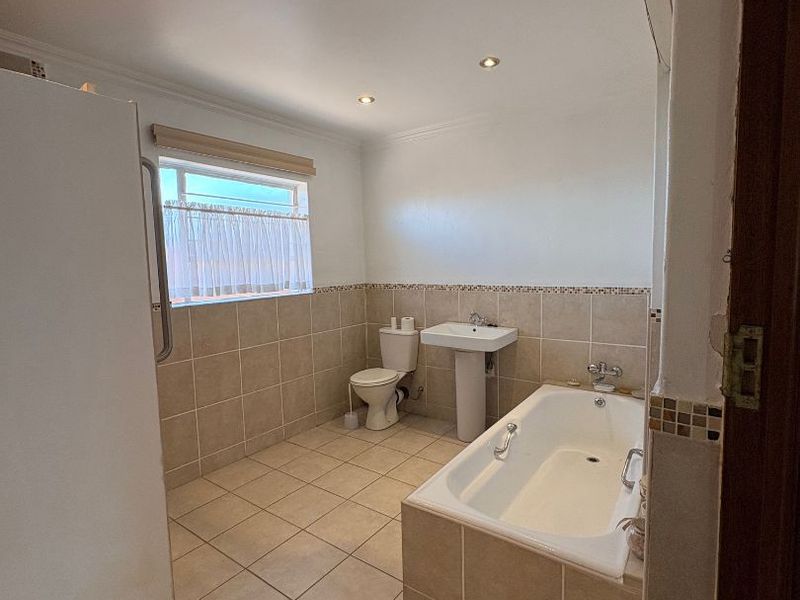 EXCLUSIVE HOME IN UPMARKET PET FRIENDLY COMPLEX - Photo 10