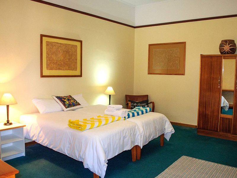 A bedroom featuring carpeted flooring and coved ceiling details.