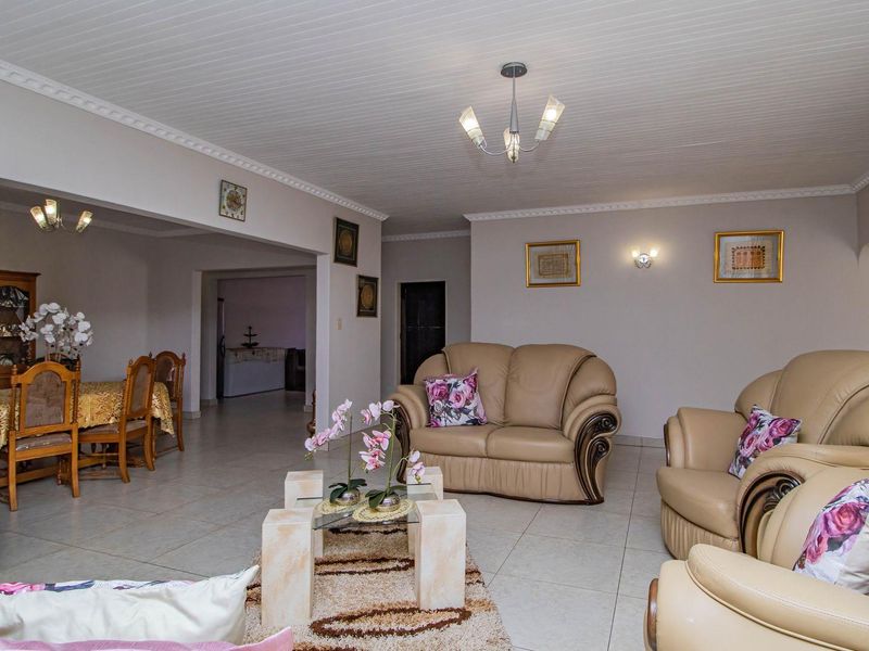 Elegant Family Retreat in Heart of Rynsoord! - Photo 6
