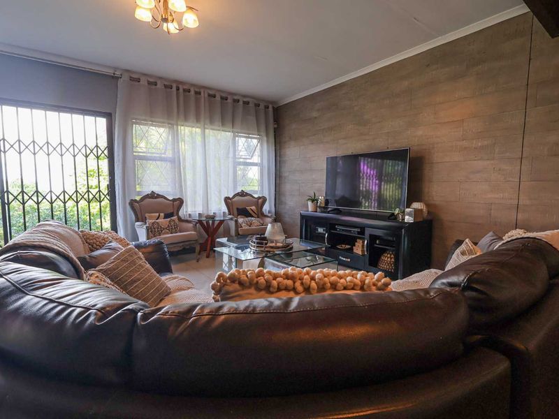 Spacious Family Home on 2303m2 | 4 Beds | Flat Land | Entertainer’s Dream! - Photo 7