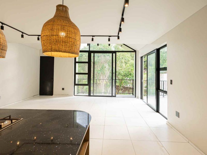Ultra-Modern Top-Floor Apartment in Prestigious Waterkloof - Photo 9