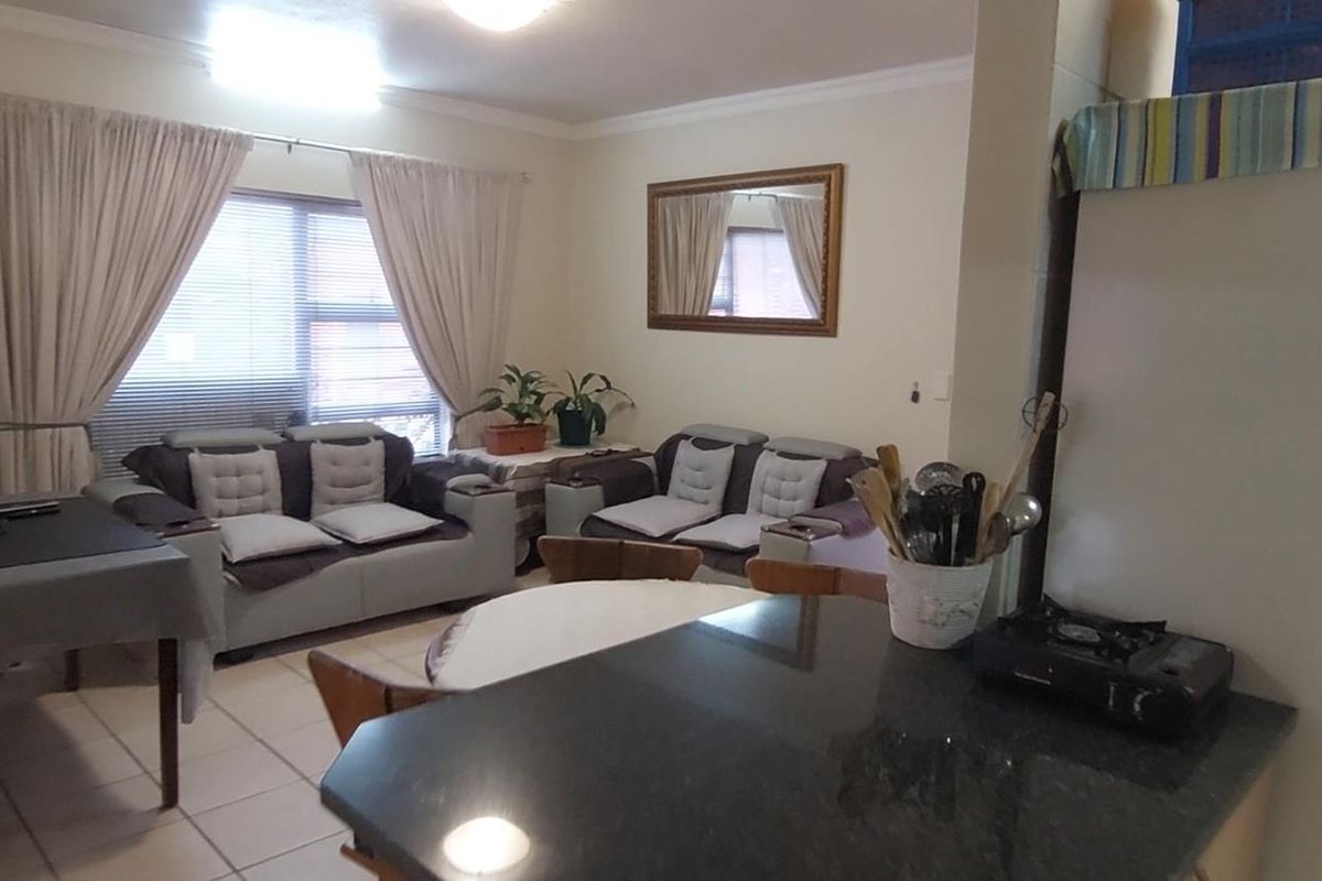 Ground Floor, 3 Bedroom, Pet Friendly Unit. - Photo 4