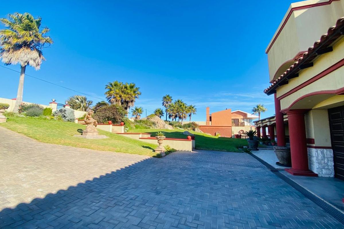 FOR SALE- MASSIVE 4 BEDROOM HOUSE IN LUDERITZ, NAMIBIA - Photo 2