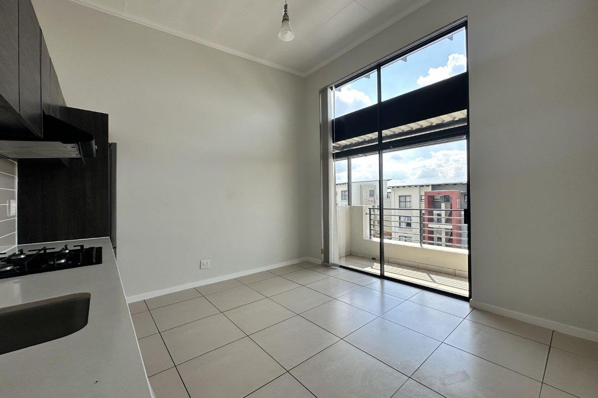 ONE BEDROOM PENTHOUSE APARTMENT WITH VIEWS FOR RENT!!!! - Photo 2