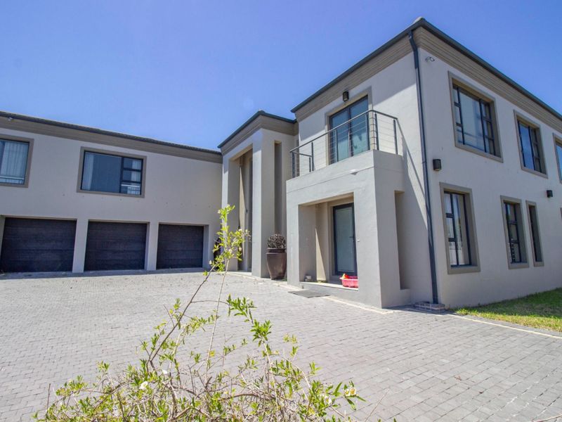 A Home of Grandeur in Plattekloof. - Photo 2