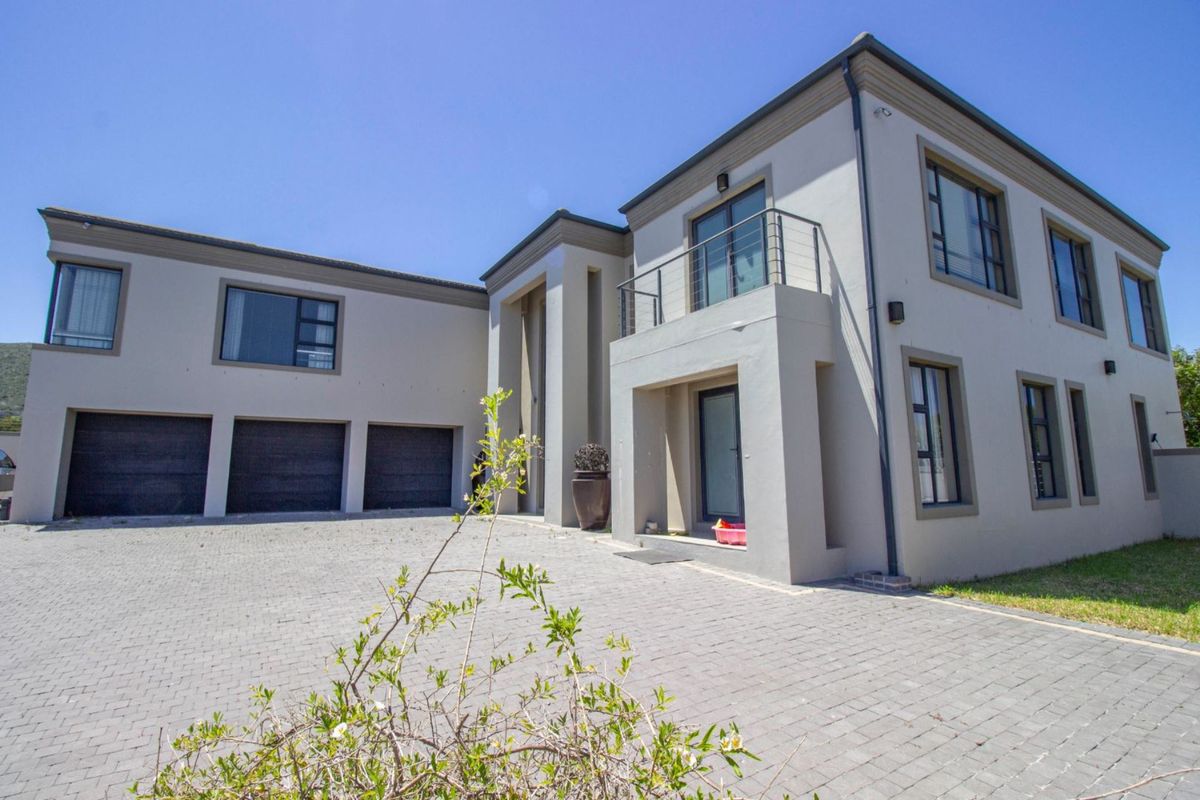 A Home of Grandeur in Plattekloof. - Photo 2