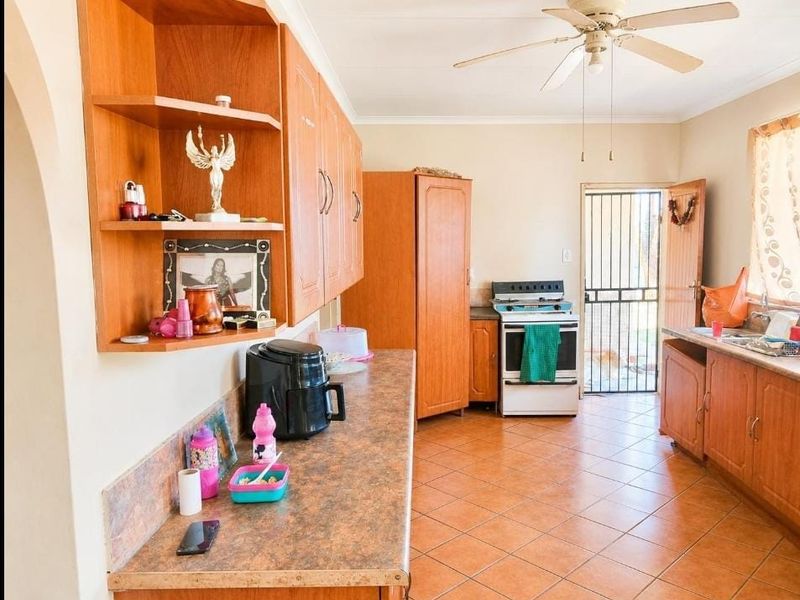 SPACIOUS 3-BEDROOM FAMILY HOME FOR SALE IN KWAGGASRAND! - Photo 6