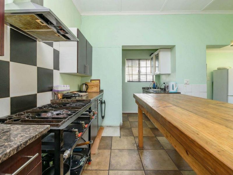 Spacious Family Home with Multiple Dwellings in sought-after Lloyd Road - Photo 7