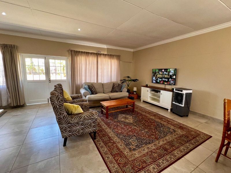 Newly renovated - Photo 2