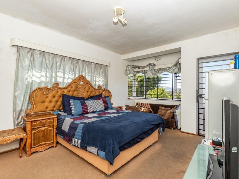 Lovely mountain views in a Central Location. - Photo 9