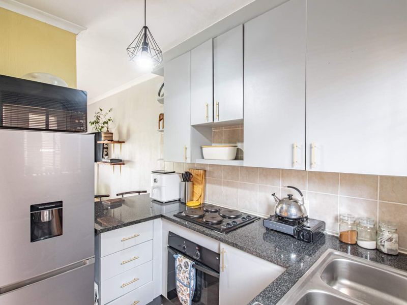 Charming Simplex Living with Endless Potential, perfect for young professionals SORRY NO PETS ALLOWED - Photo 9