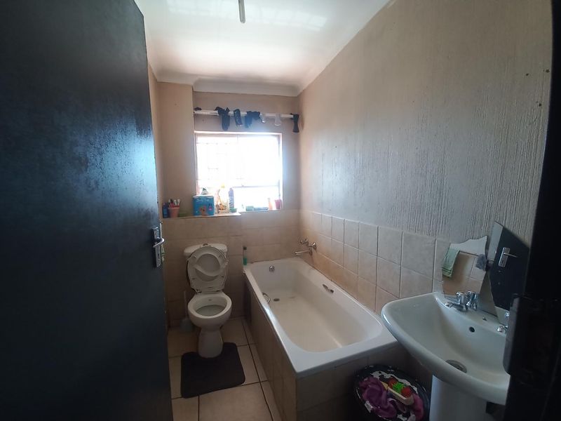 A 2 BEDROOM APARTMENT - Photo 6