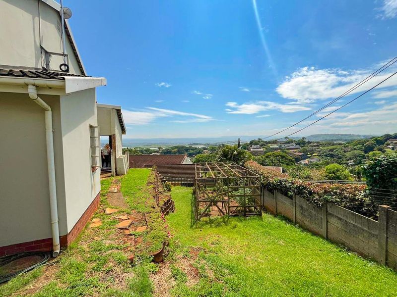 Massive home in sought after Glen Hills with magnificent inland views! - Photo 7
