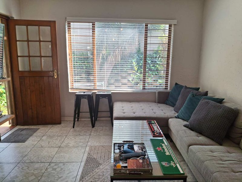 A SLEEK MODERN ONE BEDROOM  GARDEN APARTMENT - Photo 4