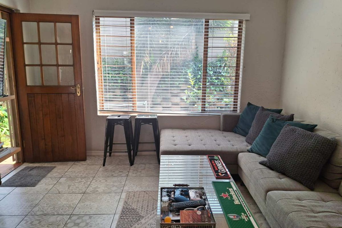 A SLEEK MODERN ONE BEDROOM  GARDEN APARTMENT - Photo 4