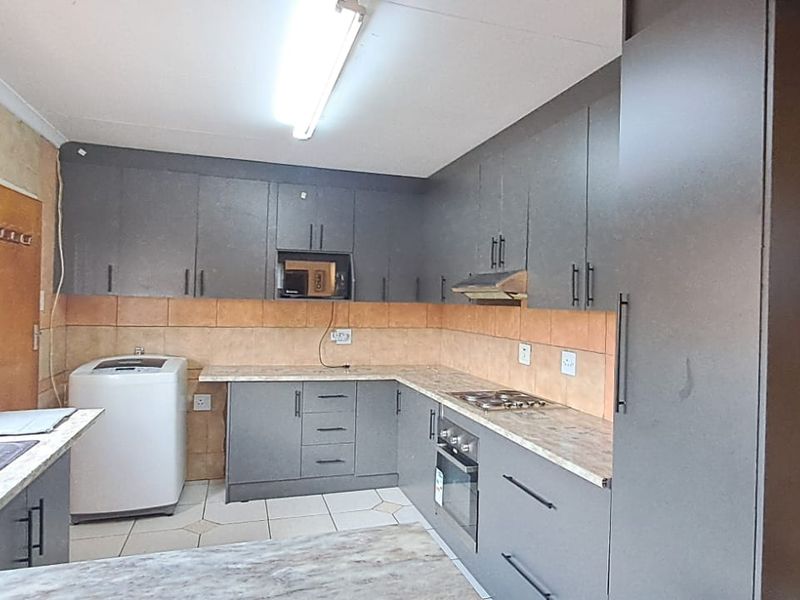 Low-Maintenance Simplex with Space to Breathe - Photo 7