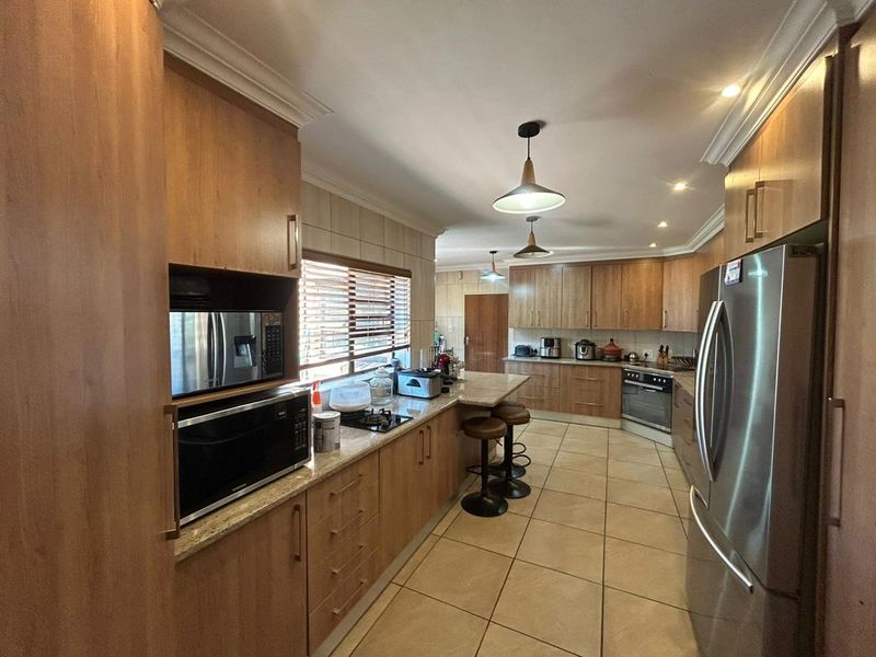 Stunning 5-Bedroom Luxury Home with Business Potential in Benoni AH - Photo 6