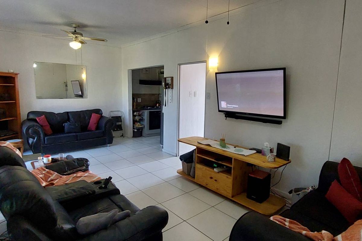 2 Bedroom Apartment in Albermarle - Photo 4
