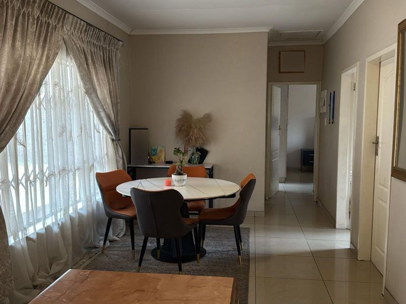 THE REEDS - 6 BEDROOM HOUSE WITH 3 BACHELOR FLATLETS - Photo 9